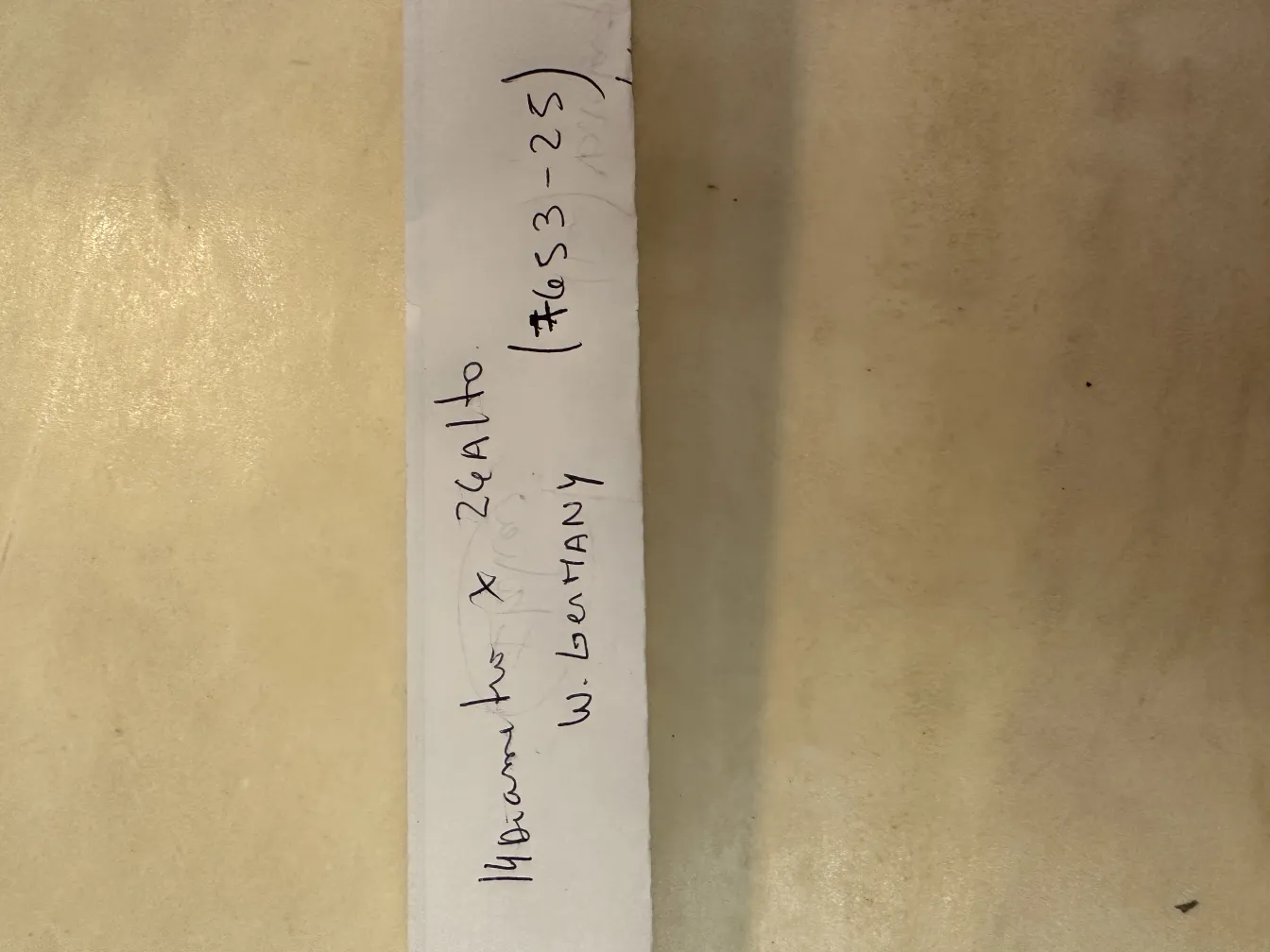 古董陶瓷手工艺品，具有独特细节，置于中性环境中。