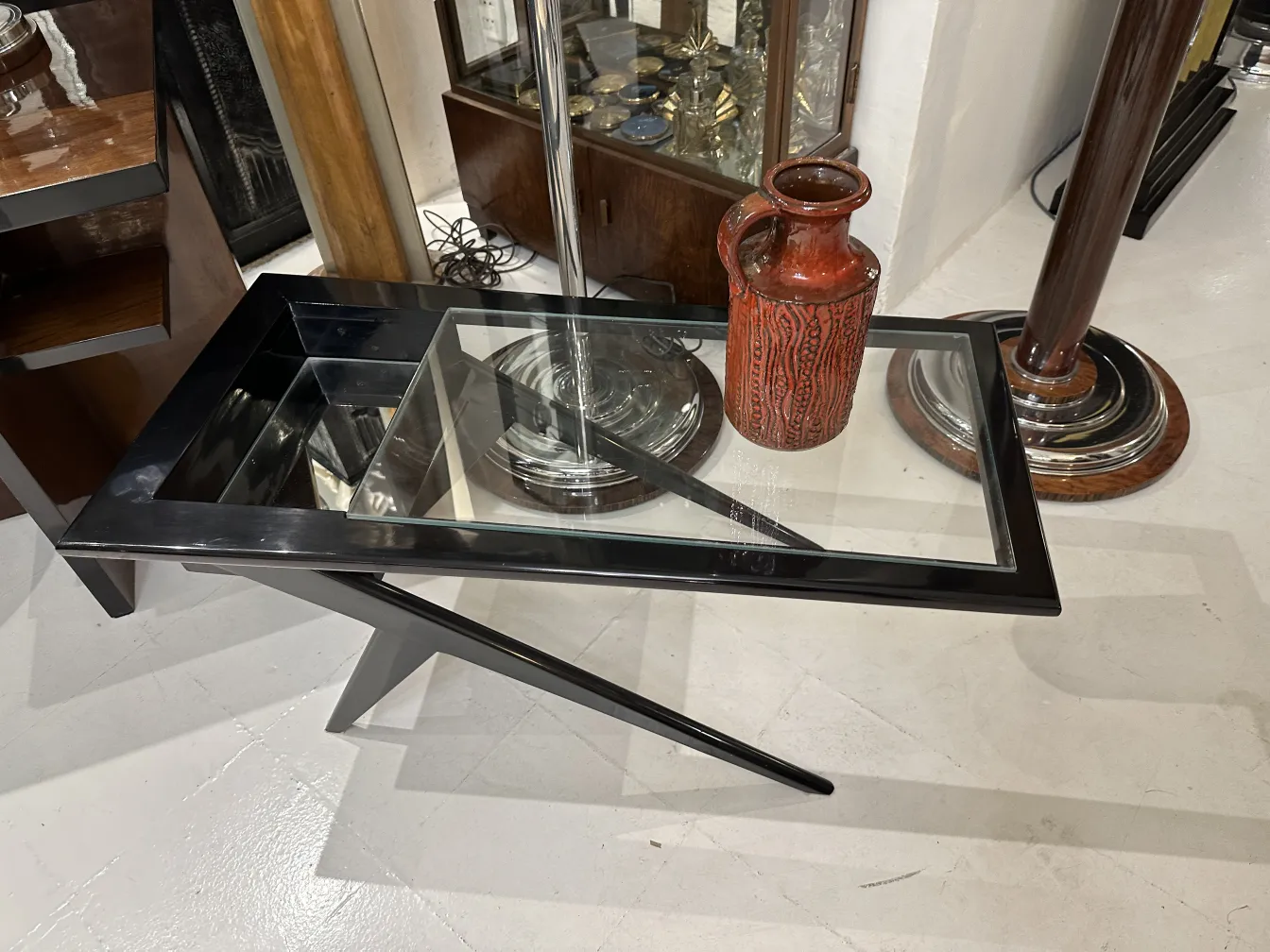 装飾が施された古い陶器の花瓶、エレガントな環境に。