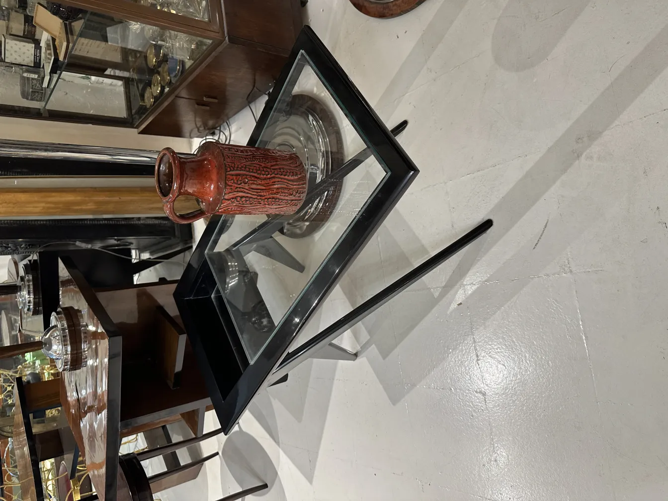 Vaso in ceramica rossa antica su sfondo chiaro