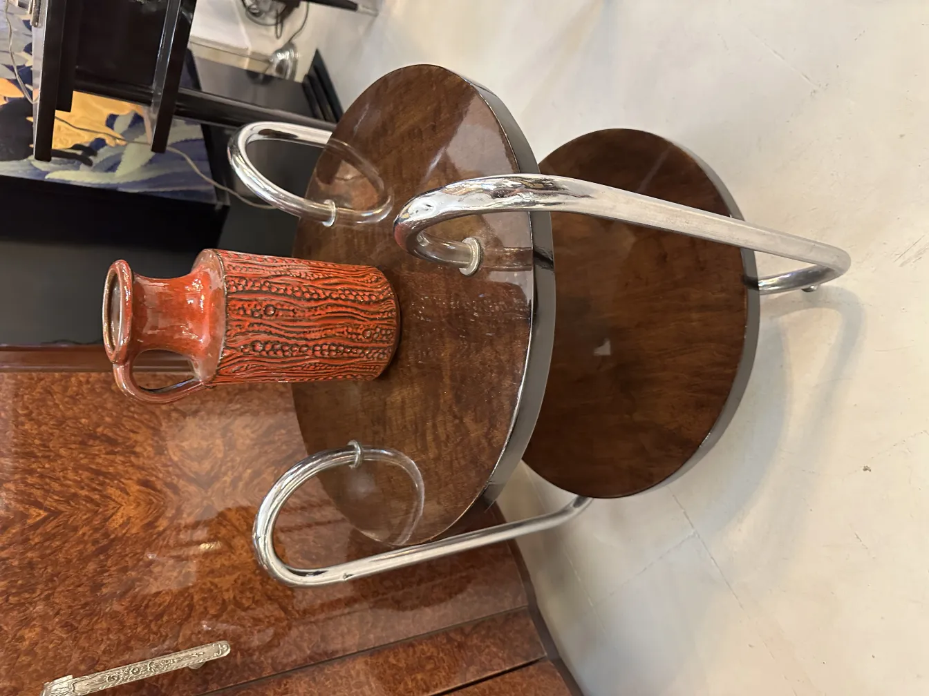 Vaso antico in ceramica arancione con dettagli in rilievo.