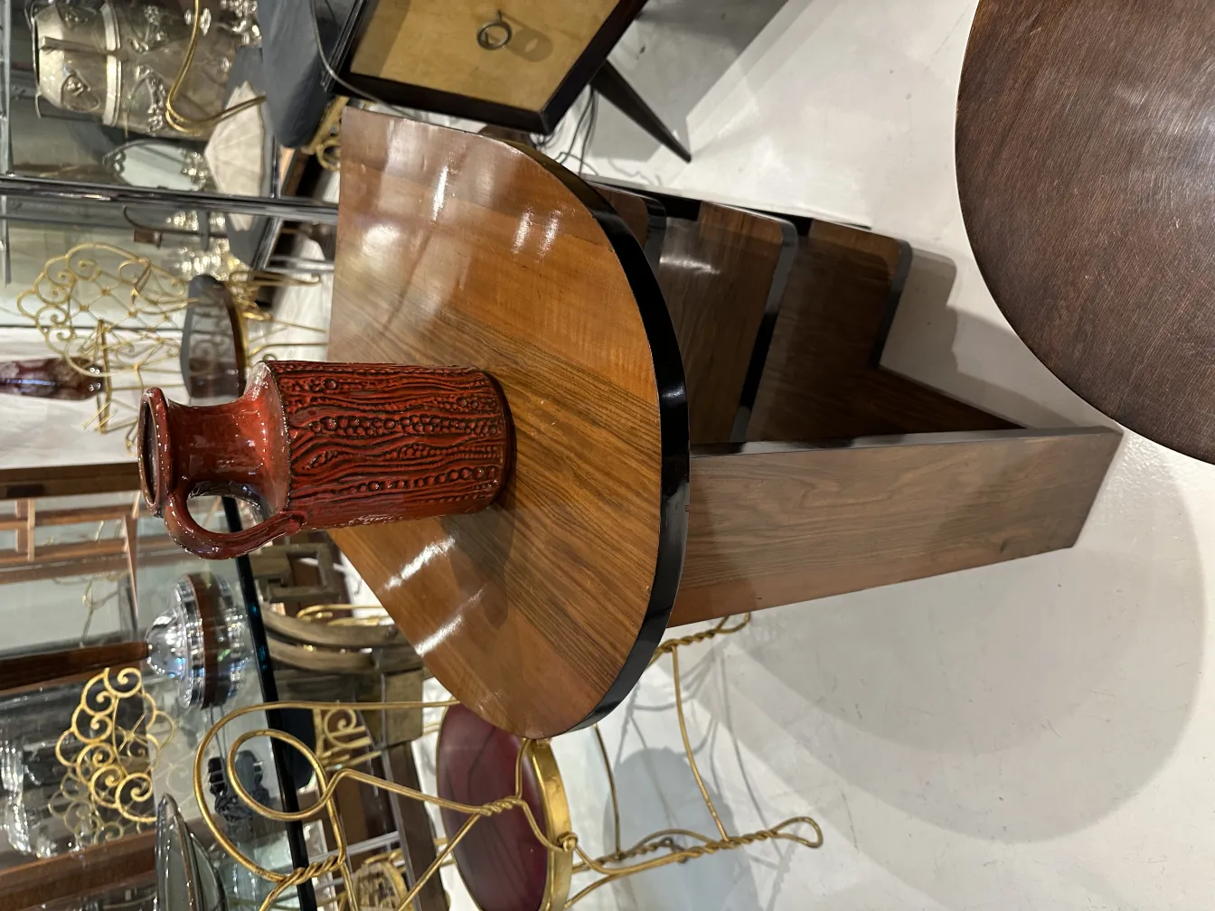 Vaso de cerâmica antiga com padrão detalhado em mesa decorativa