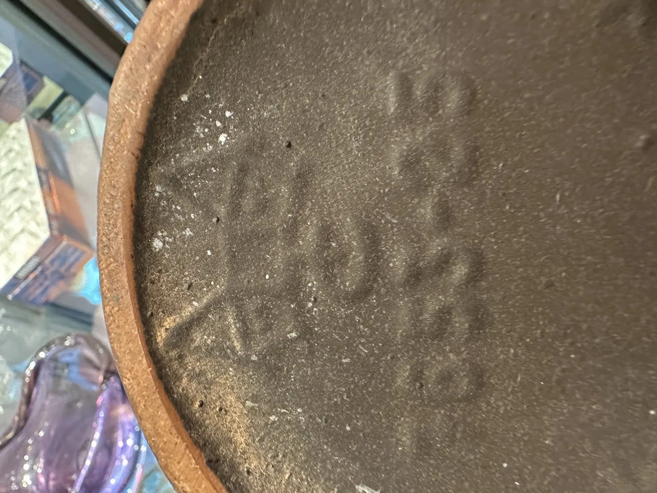 古陶瓷底部可见的铭文。