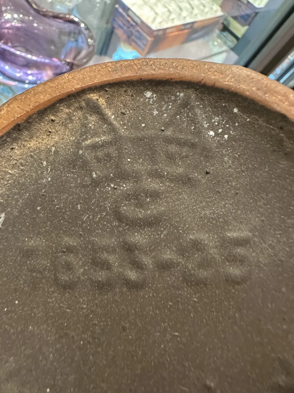 古董陶瓷上有明显的标记和独特的细节