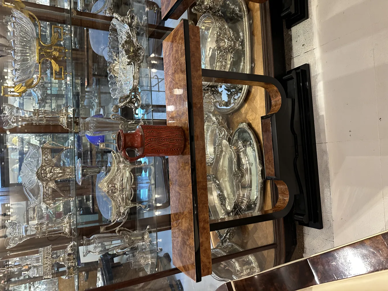 Vaso decorativo in ceramica antica in una vetrina di vetro.