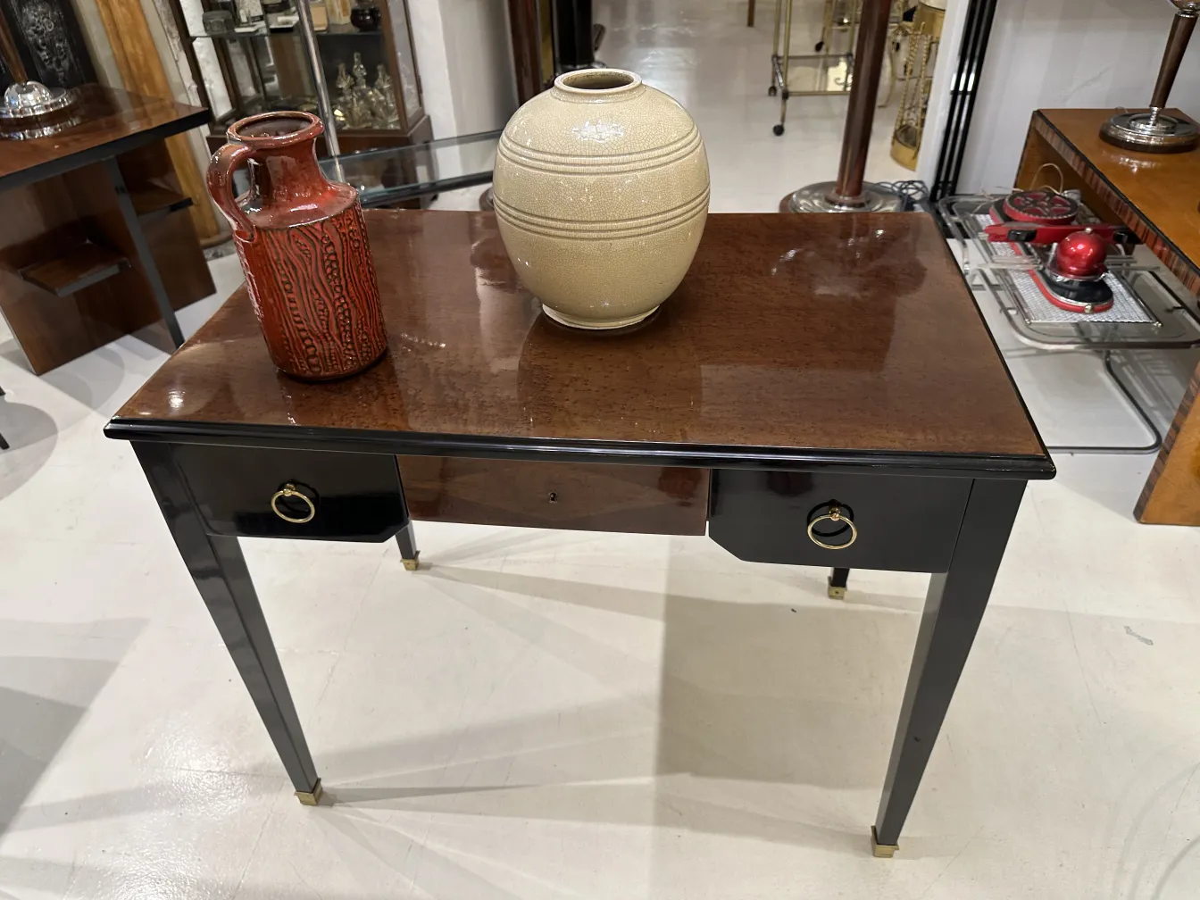 Vaso in ceramica antica su un tavolo in legno lucido.