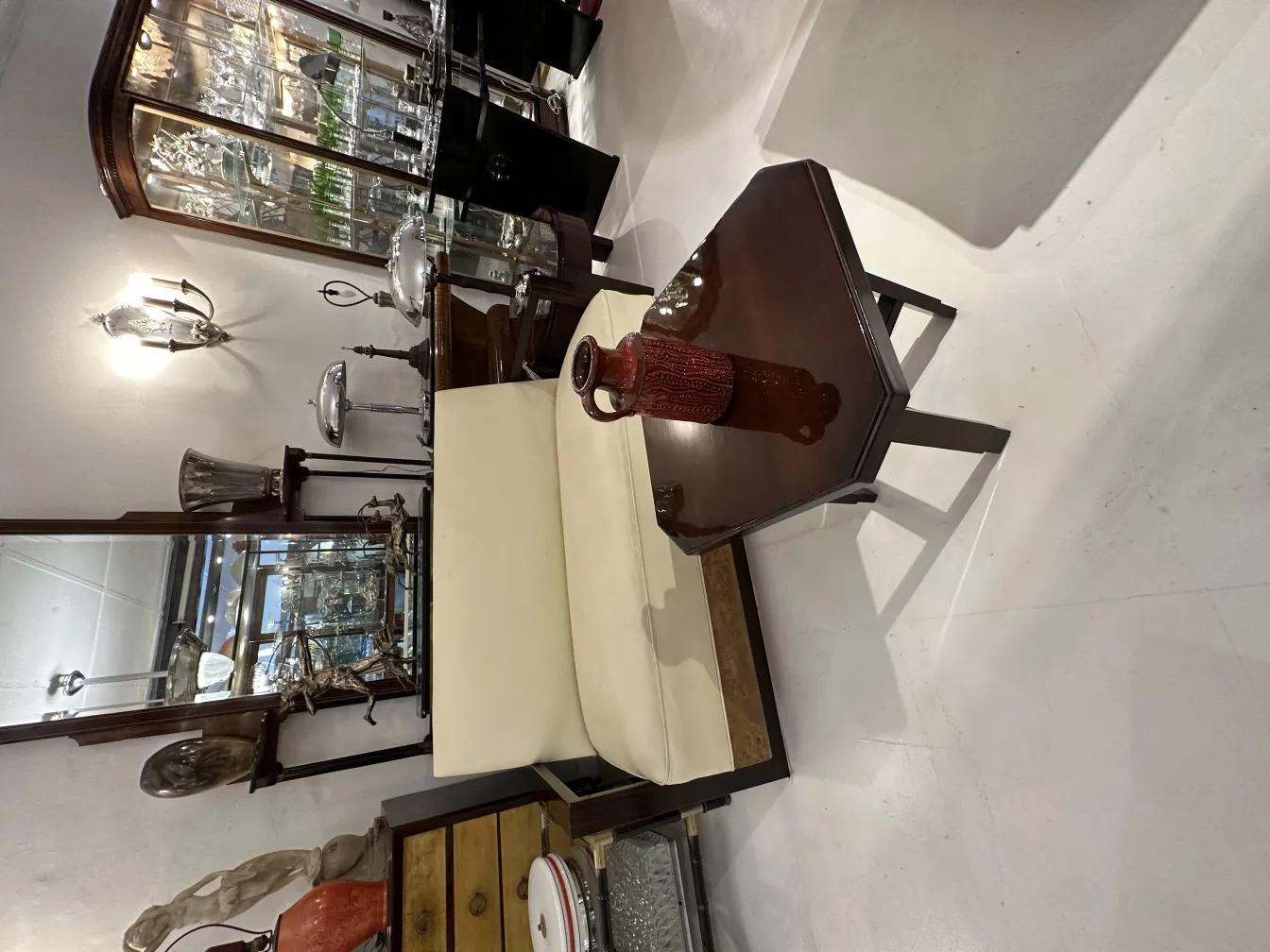 Cerâmica antiga decorativa em um ambiente de antiguidades.