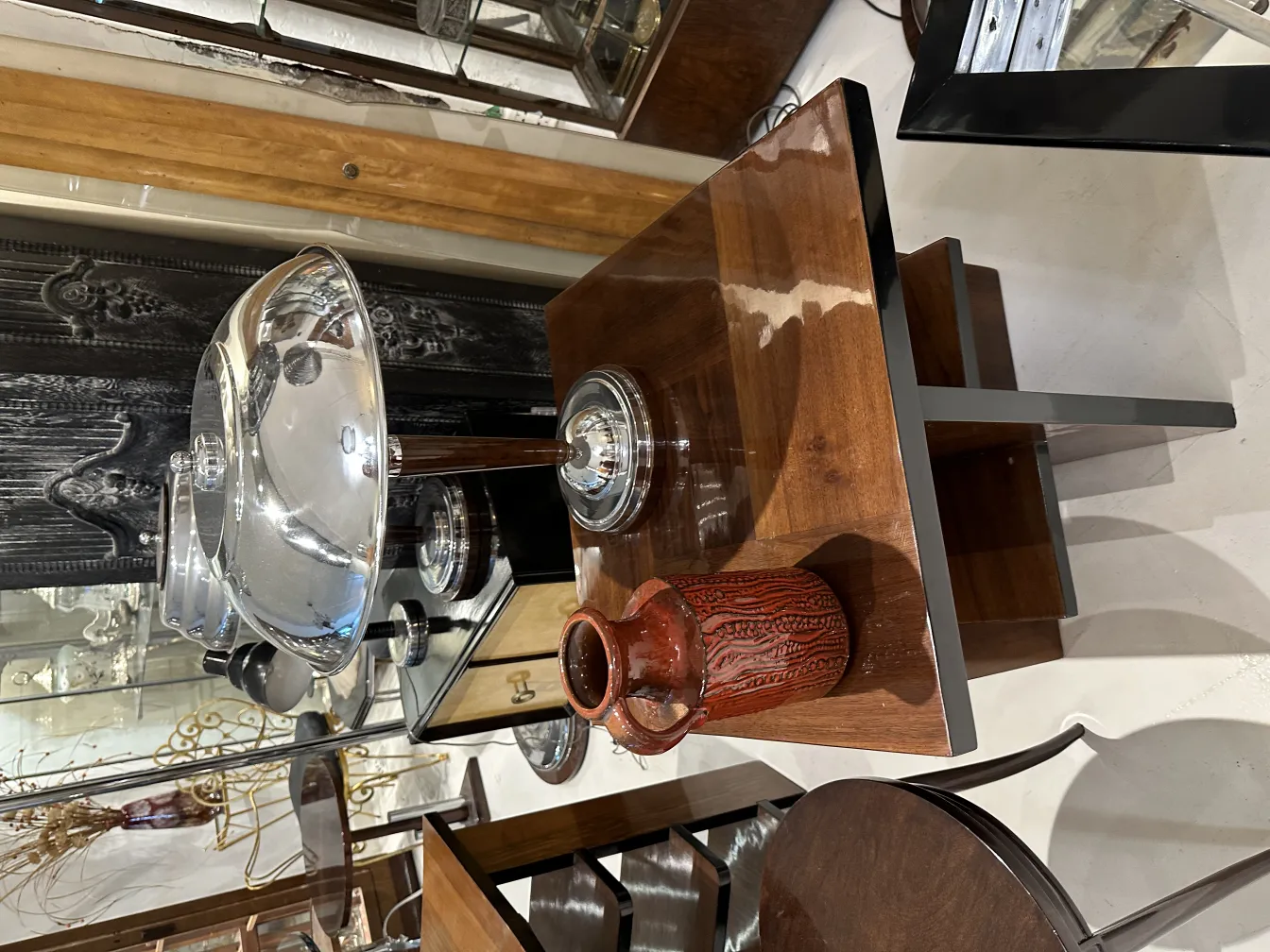 Vaso di ceramica antica su un tavolo di legno.