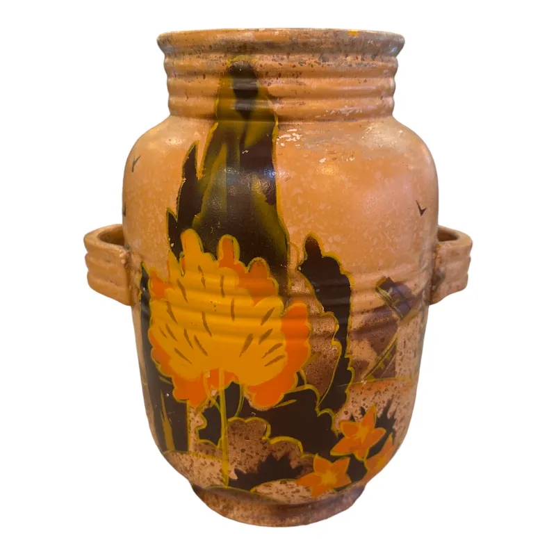 Jarra de cerámica antigua decorada con flores amarillas y verdes, ambiente cálido