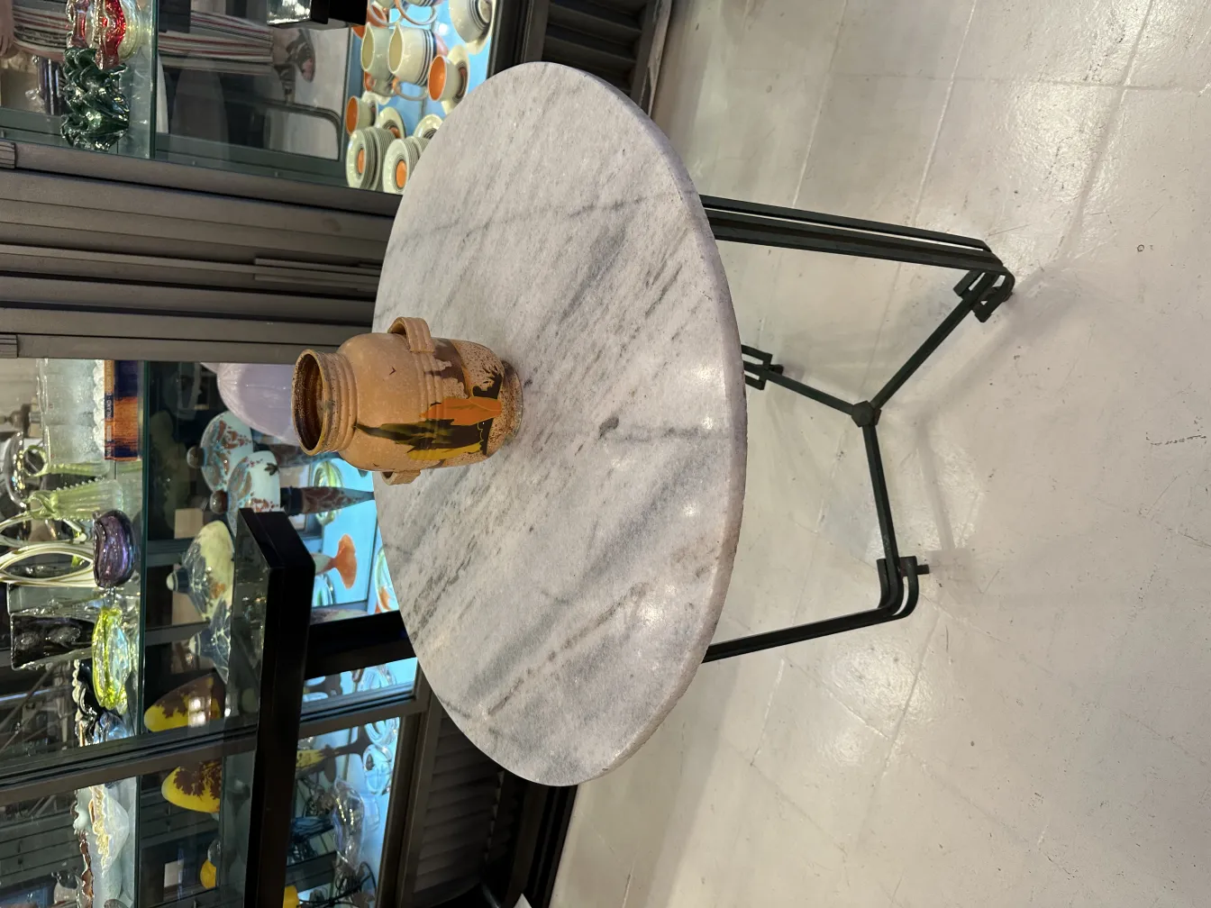 Jarrón de cerámica antigua decorativa en una mesa