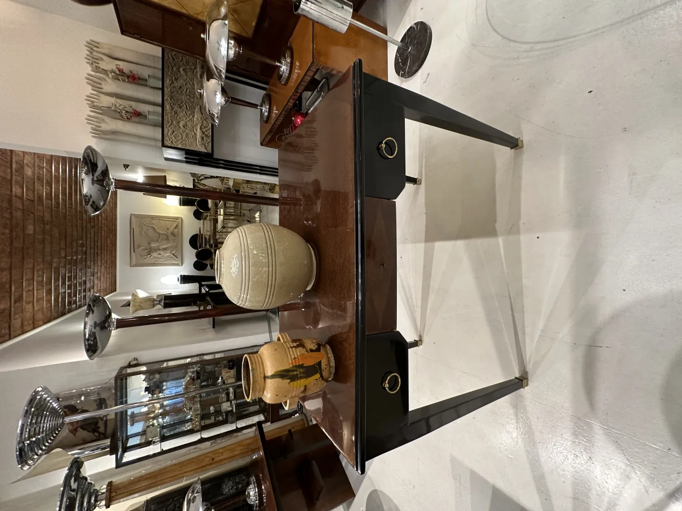 エレガントな設定の装飾的な古い陶器