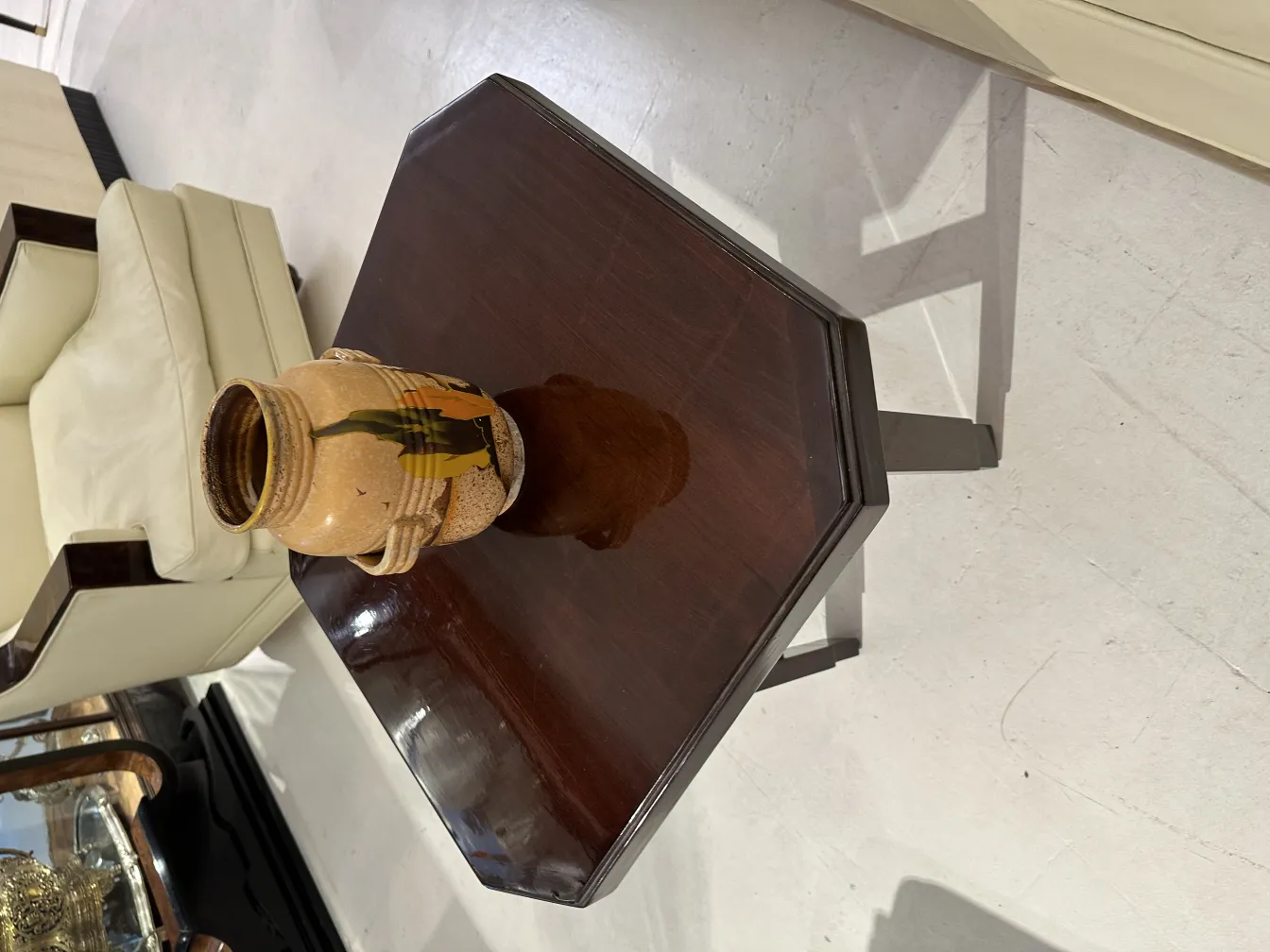 カラフルな装飾の古い陶器がテーブルの上にある