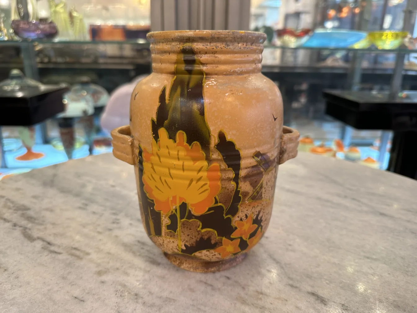 古老的陶瓷罐，上面装饰着花朵