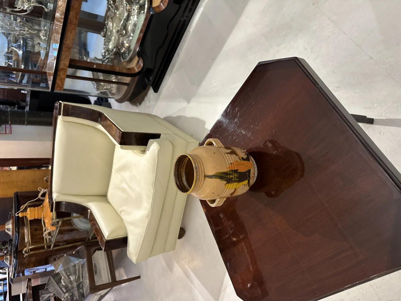 古典陶瓷花瓶，饰有彩色图案