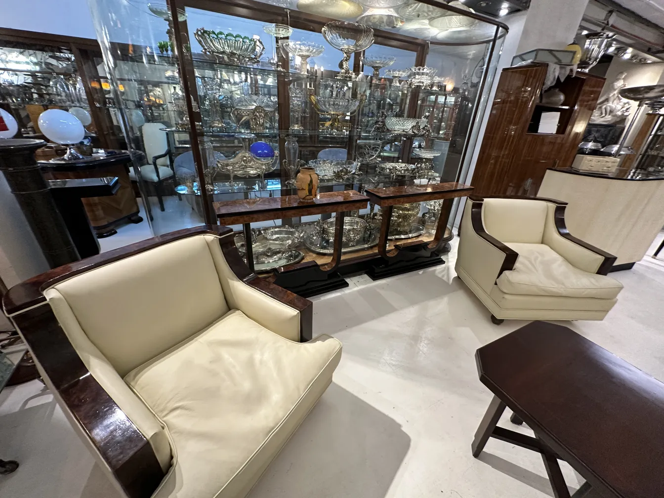 Cerámica antigua decorativa con diseño elegante y estilo clásico.