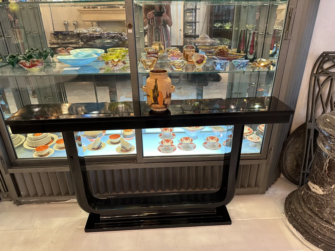 Antica ceramica dall'Inghilterra decorata con dettagli unici in un ambiente di antiquariato.