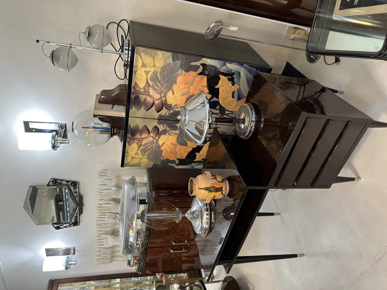 Antica ceramica decorativa in un elegante soggiorno.