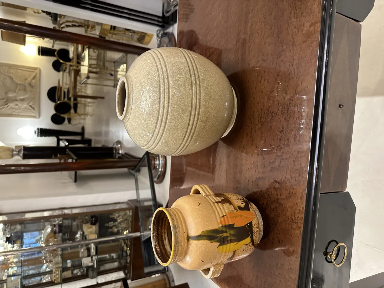 Два старинных керамических сосуда в элегантной современной обстановке.