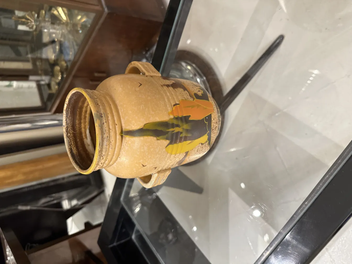 Antike Keramikvase mit bunter Dekoration