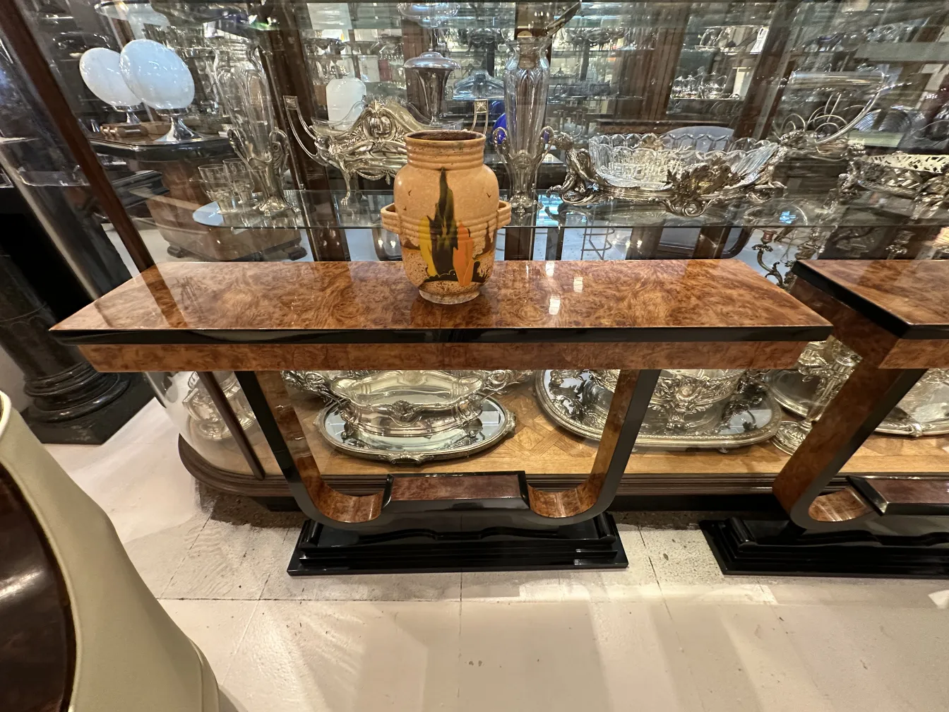 古い陶器の花瓶が木製のテーブルの上に