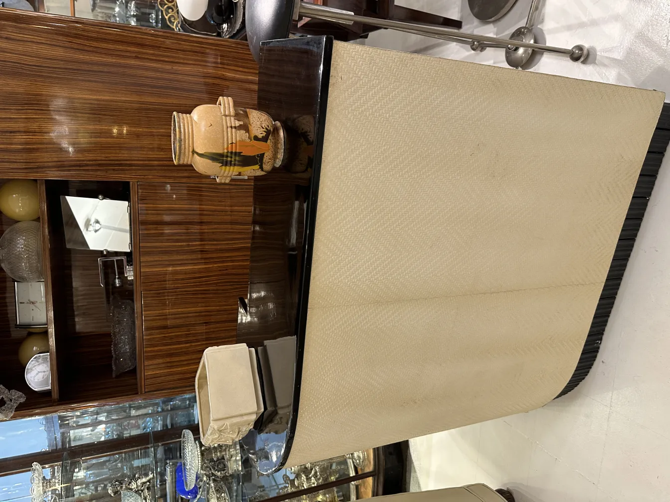 테이블 위에 있는 다채로운 장식의 고대 도예 꽃병