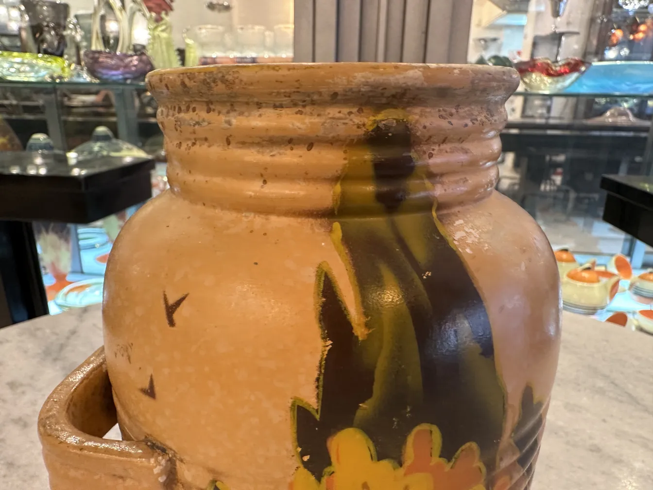 Giara in ceramica antica dipinta a mano con motivi floreali