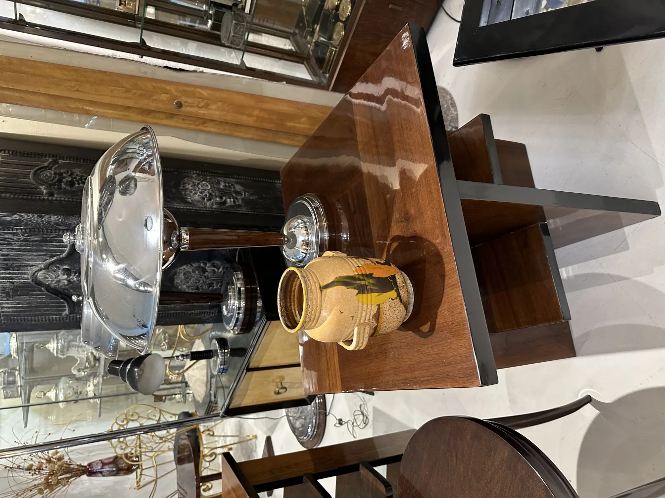 장식 세부 사항이 있는 고대 도예