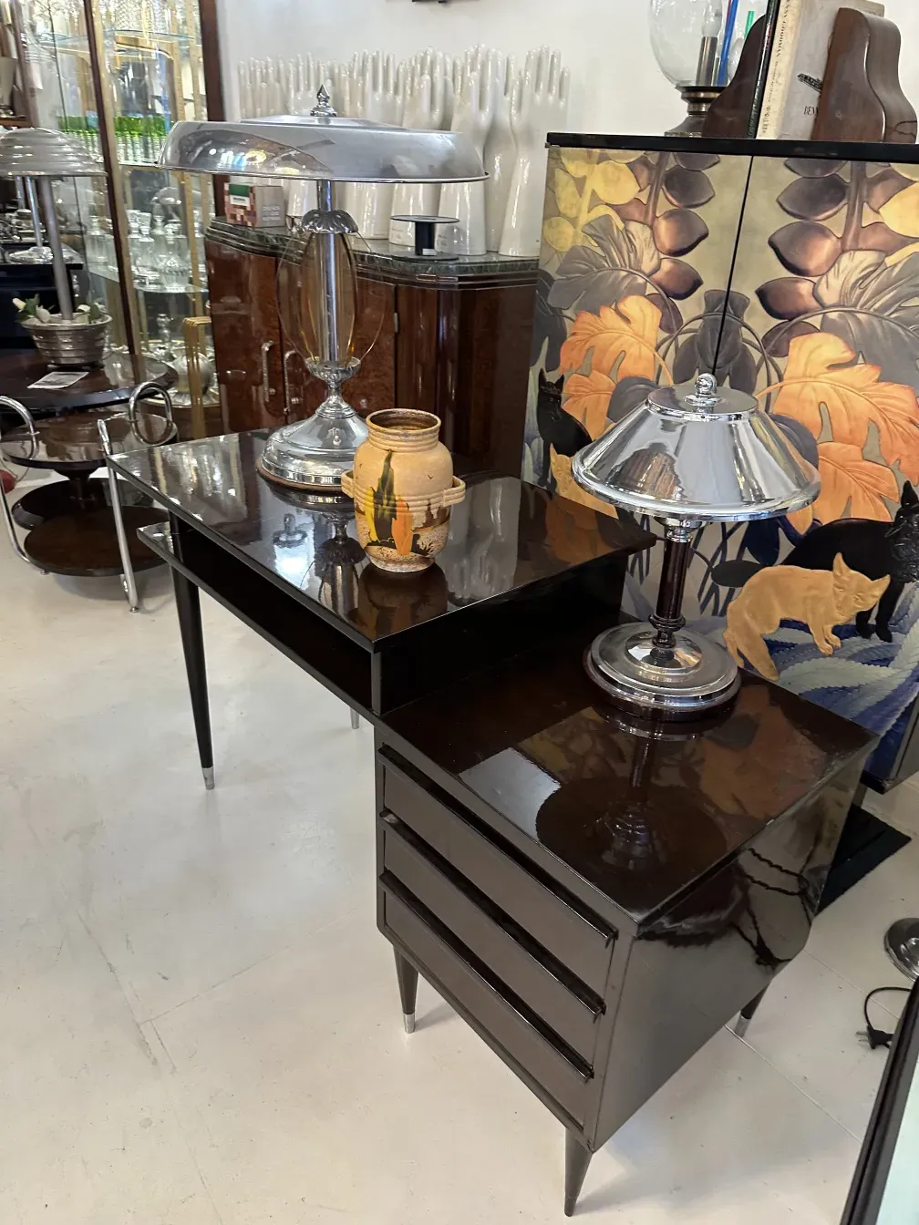 cerâmica antiga com detalhes decorativos e cores vibrantes