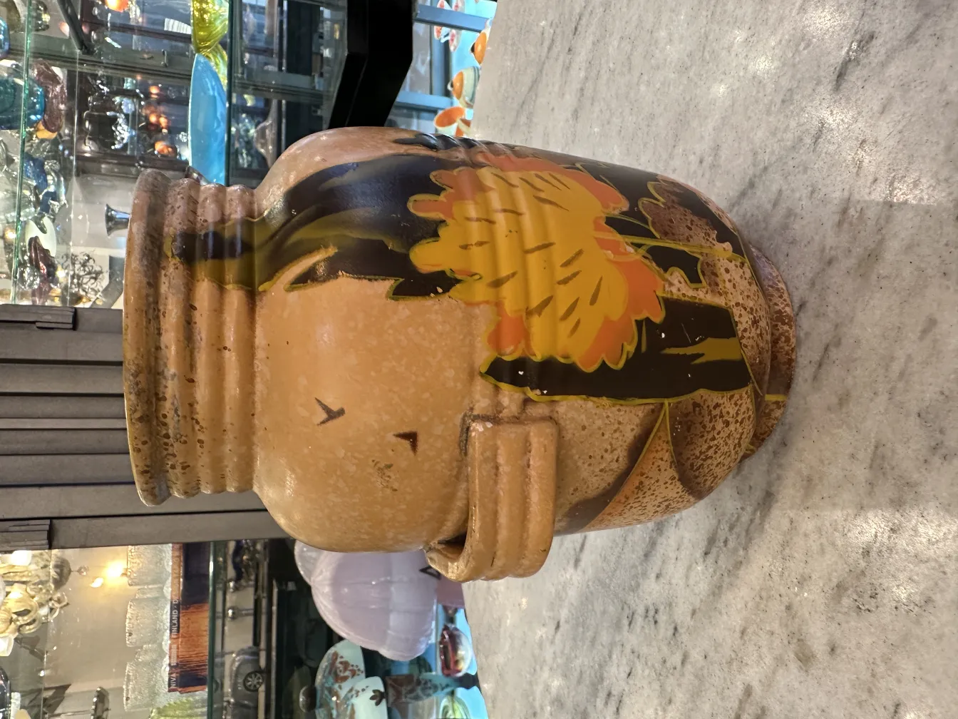 Antike Keramikvase mit gelben Blumen verziert