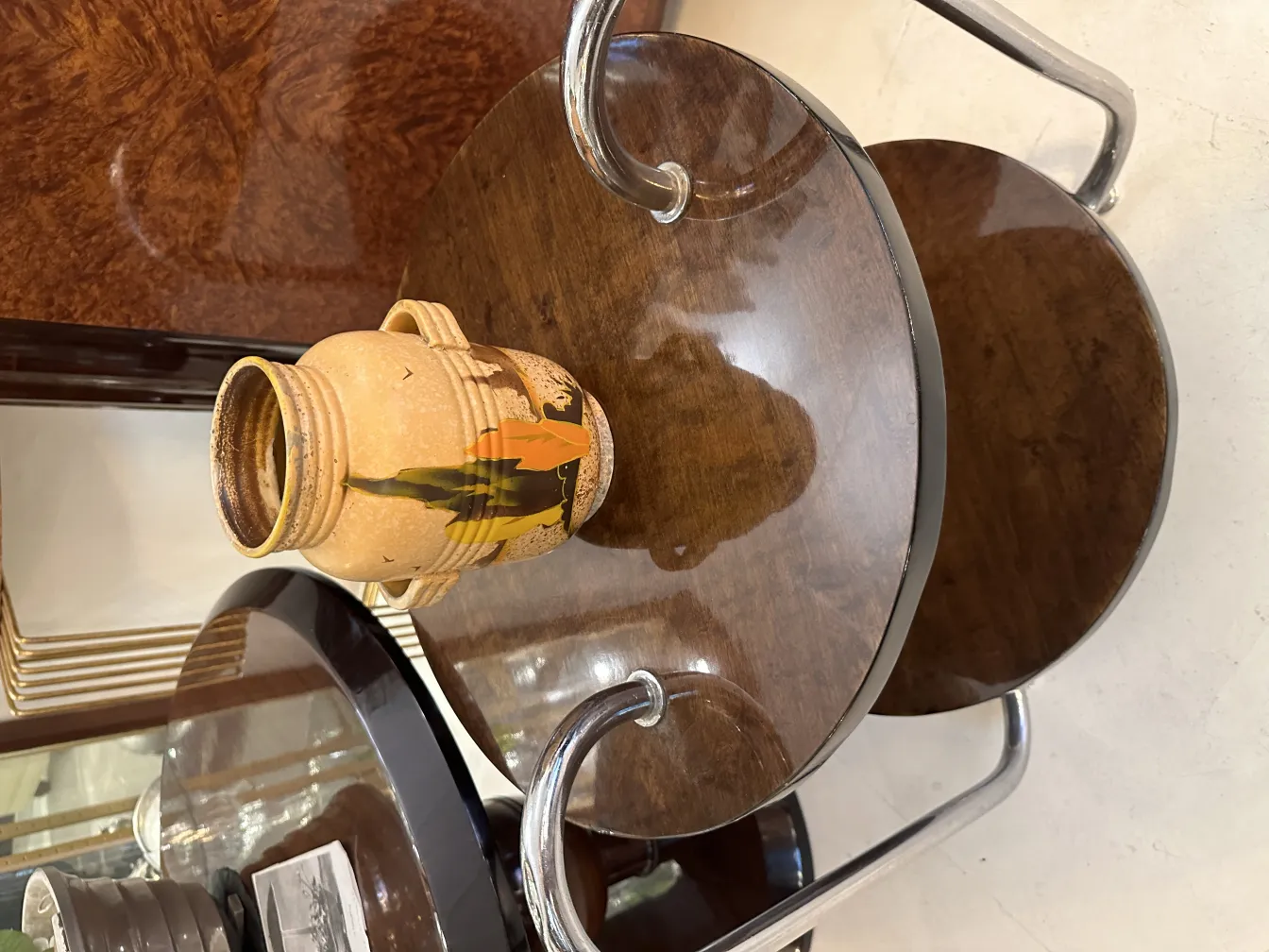 컬러 장식이 있는 고대 도자기 꽃병