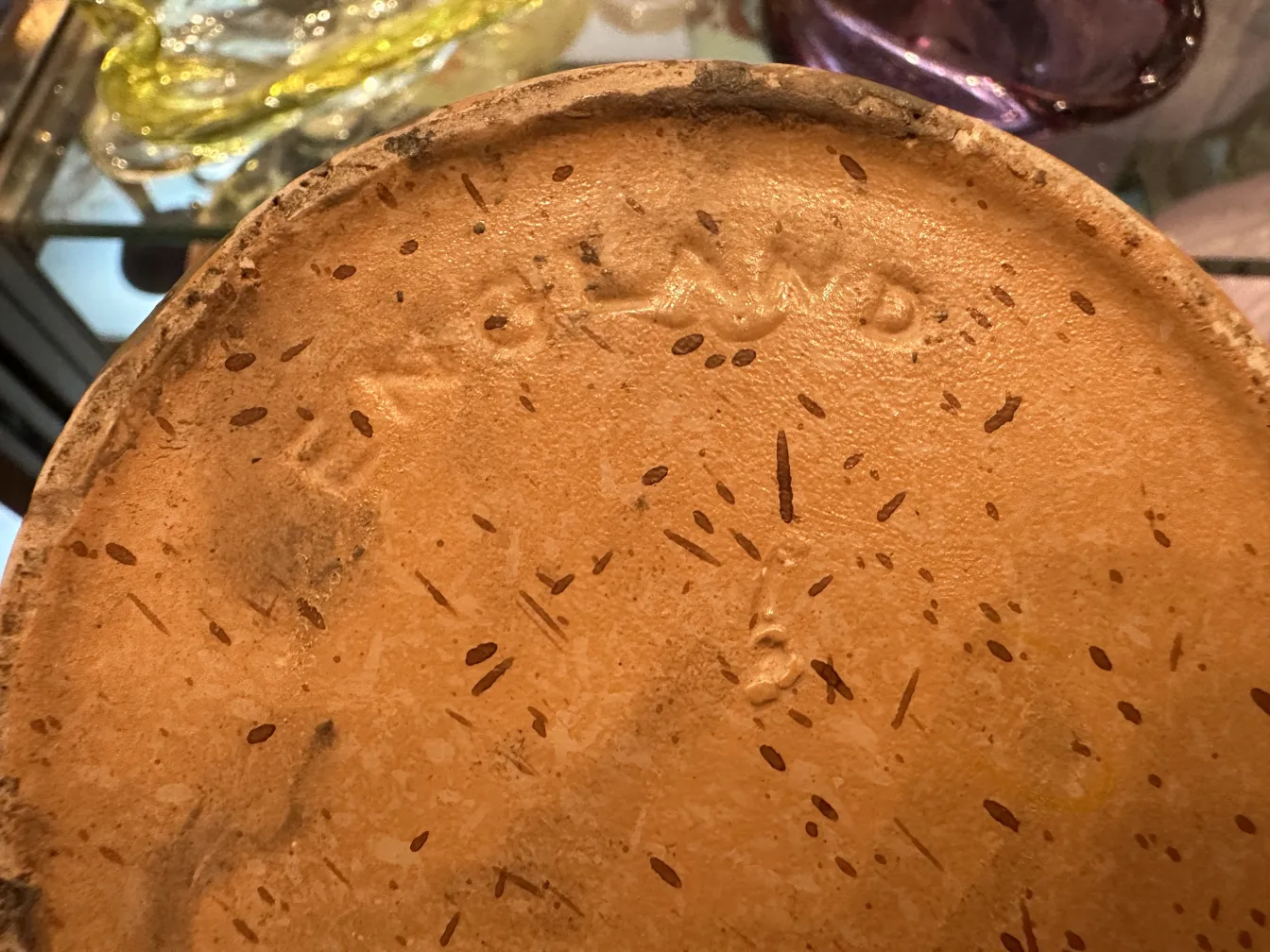 Base di ceramica antica con trama interessante e ambiente vario.