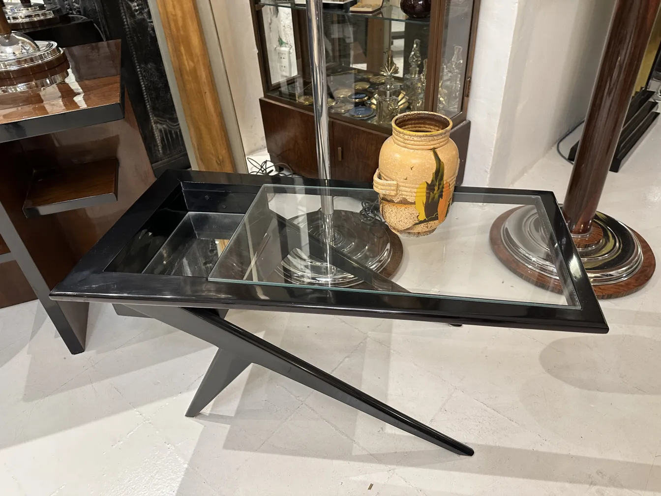 Antike Keramikkaraffe mit einzigartiger Dekoration in einer Antiquitätenumgebung