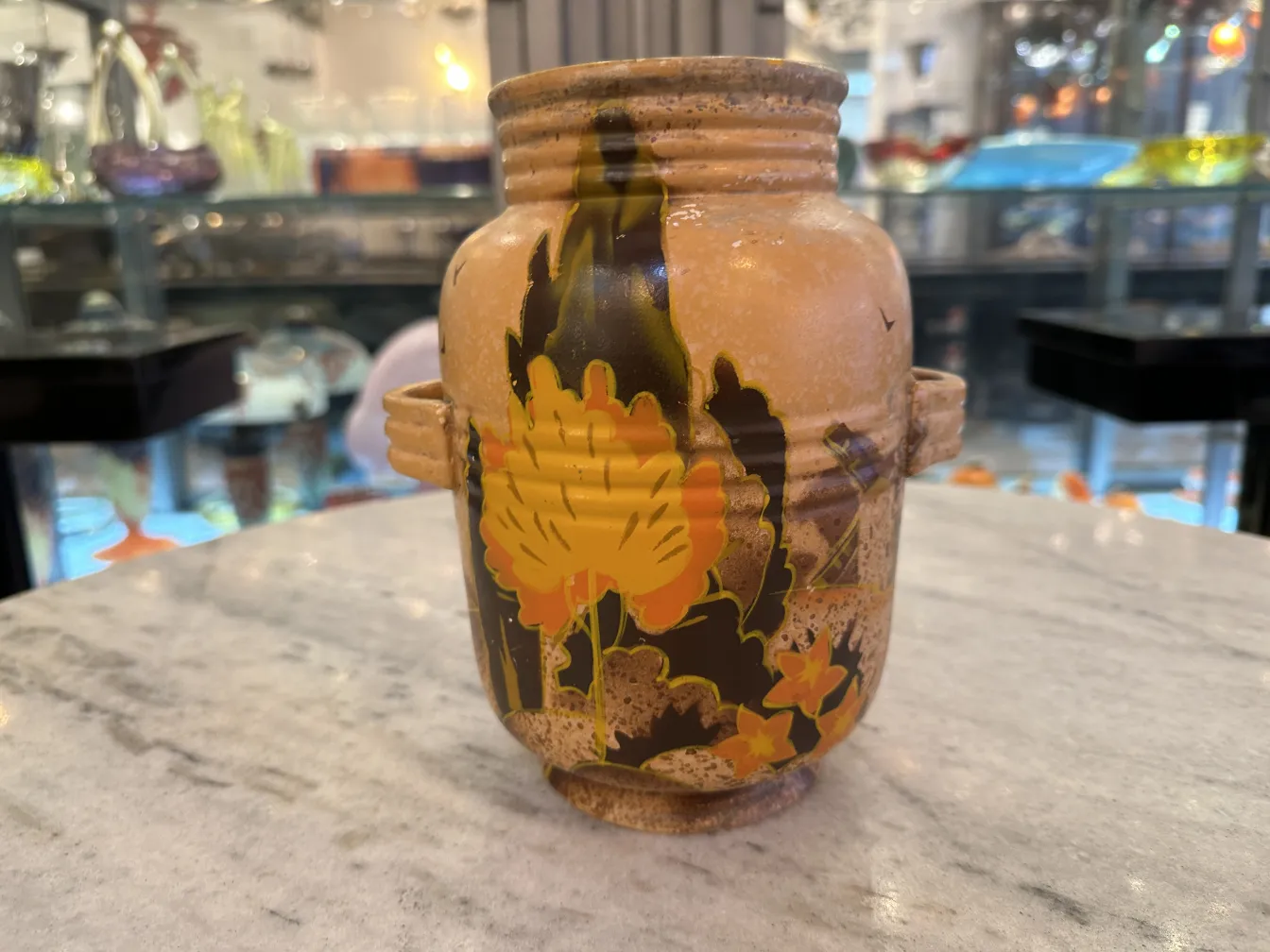 प्राचीन मिट्टी के पात्र, पीले फूलों के डिज़ाइन के साथ, इंग्लैंड में।