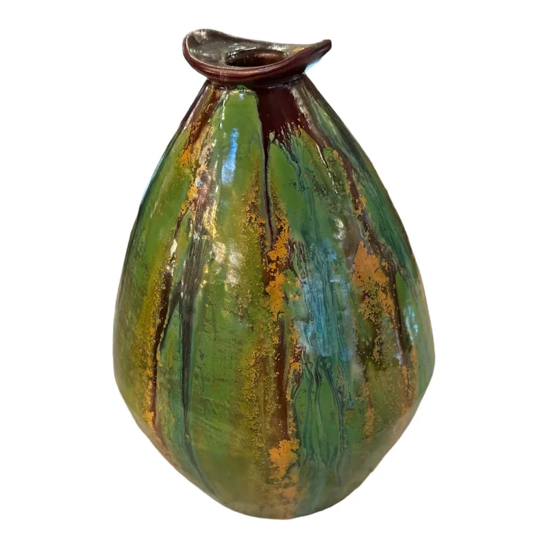 Jarrón antiguo de cerámica con colores verdes y dorados