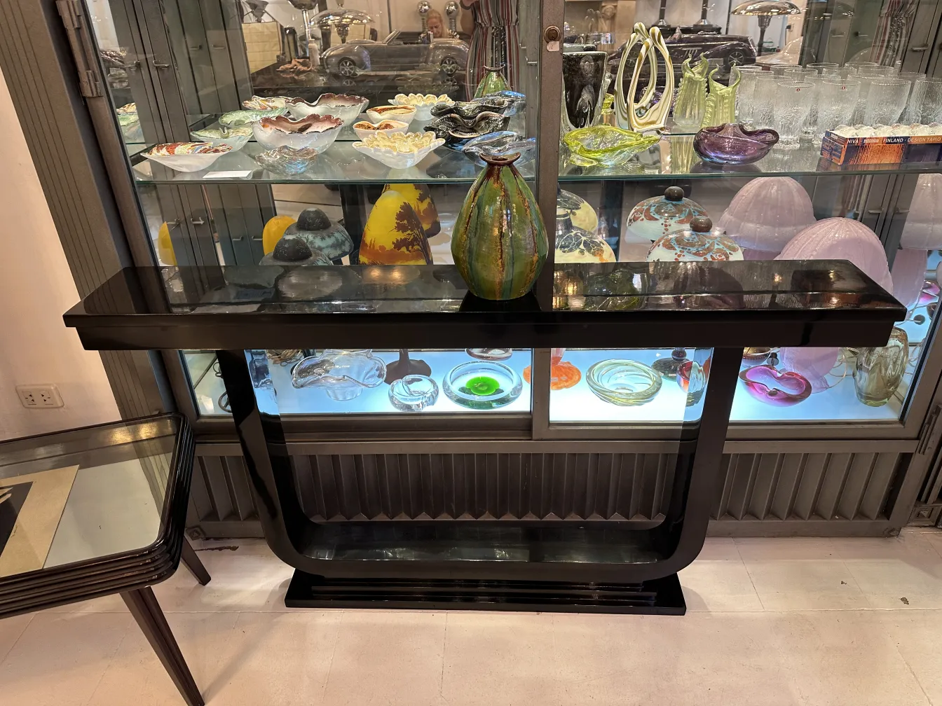 色とりどりのデザインの古い陶器の花瓶が装飾的な設定に。