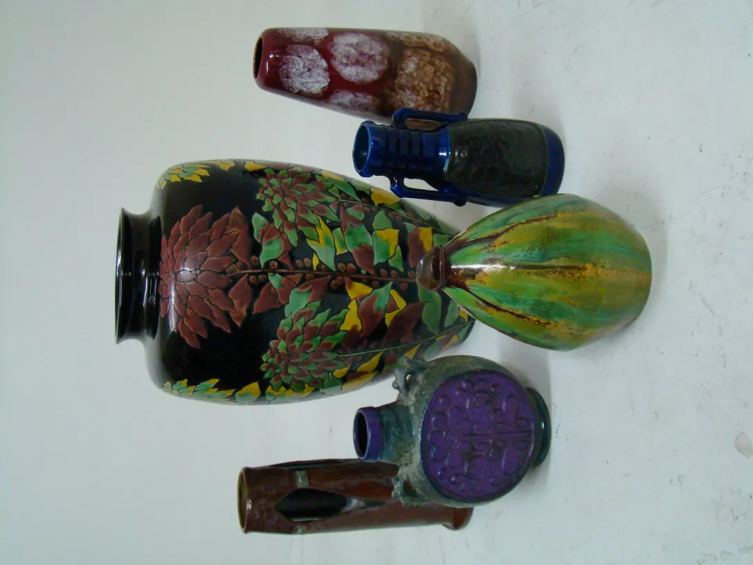 Set antiker Keramik mit lebendigen Farben und floralen Details