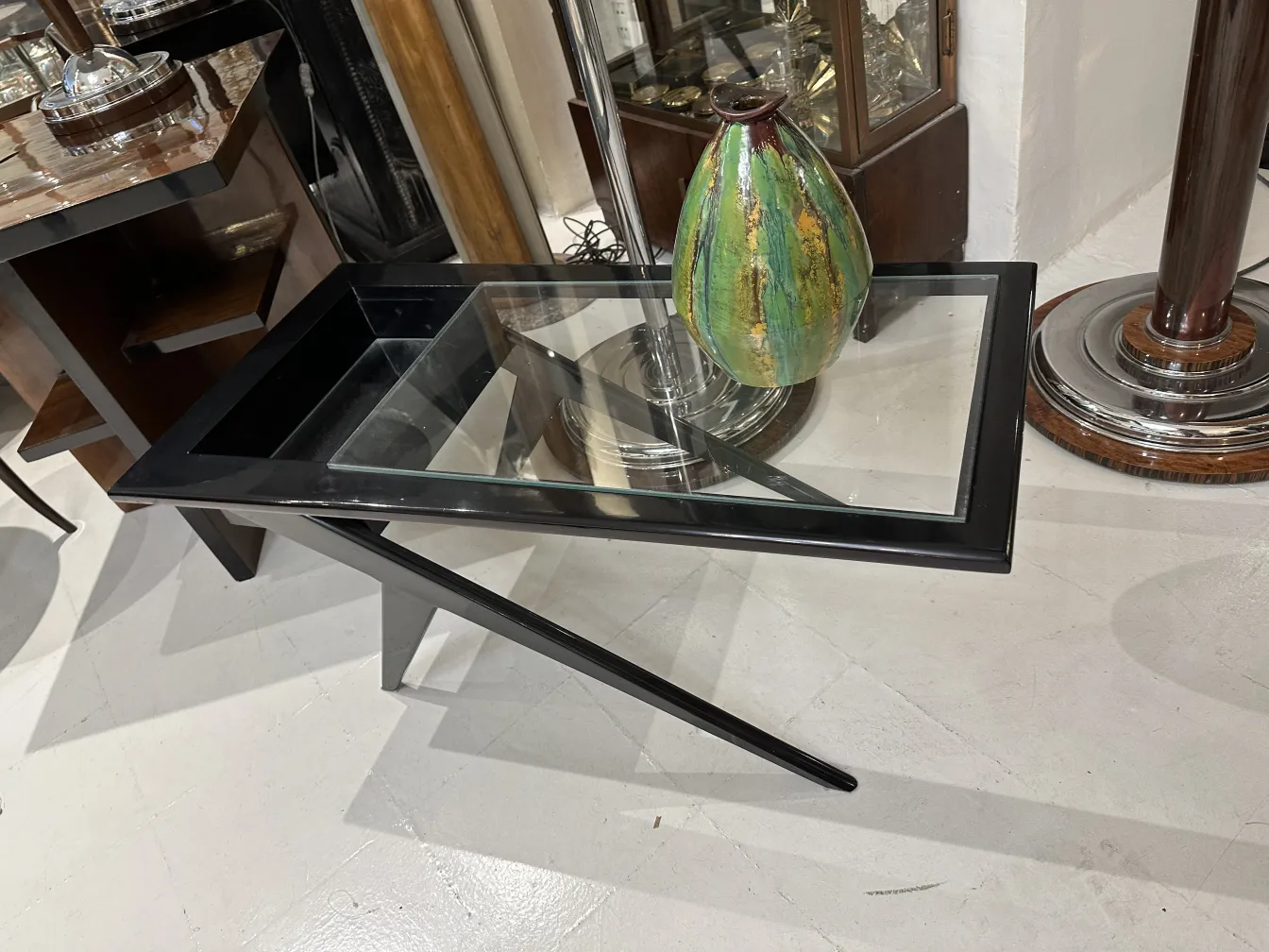 古董陶瓷花瓶，带有独特细节