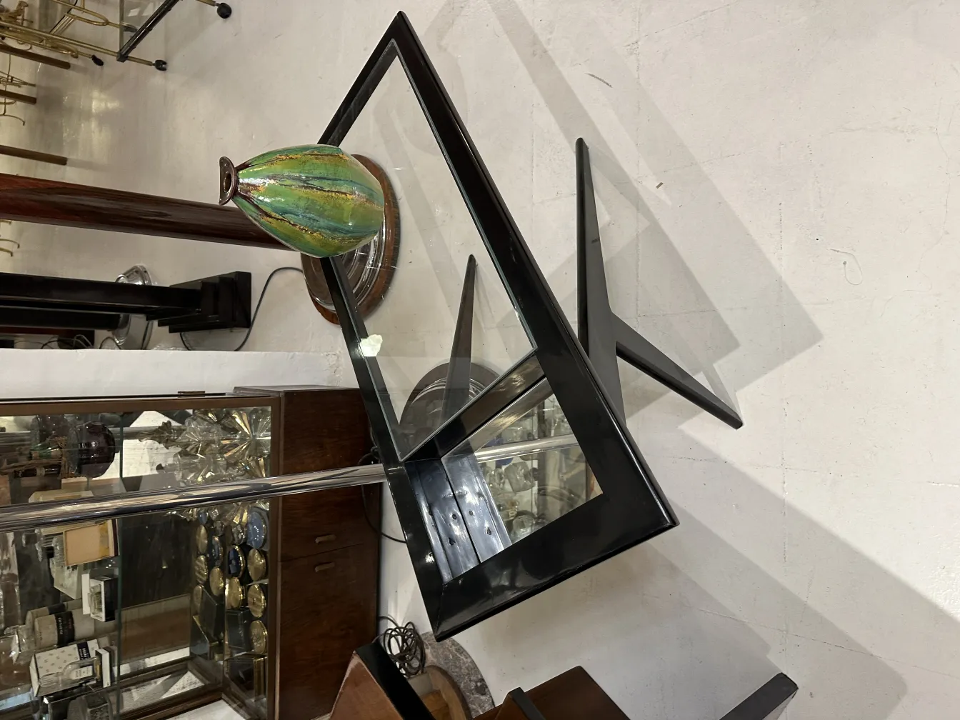 Keramikvase mit auffälligem Design auf modernem Tisch.