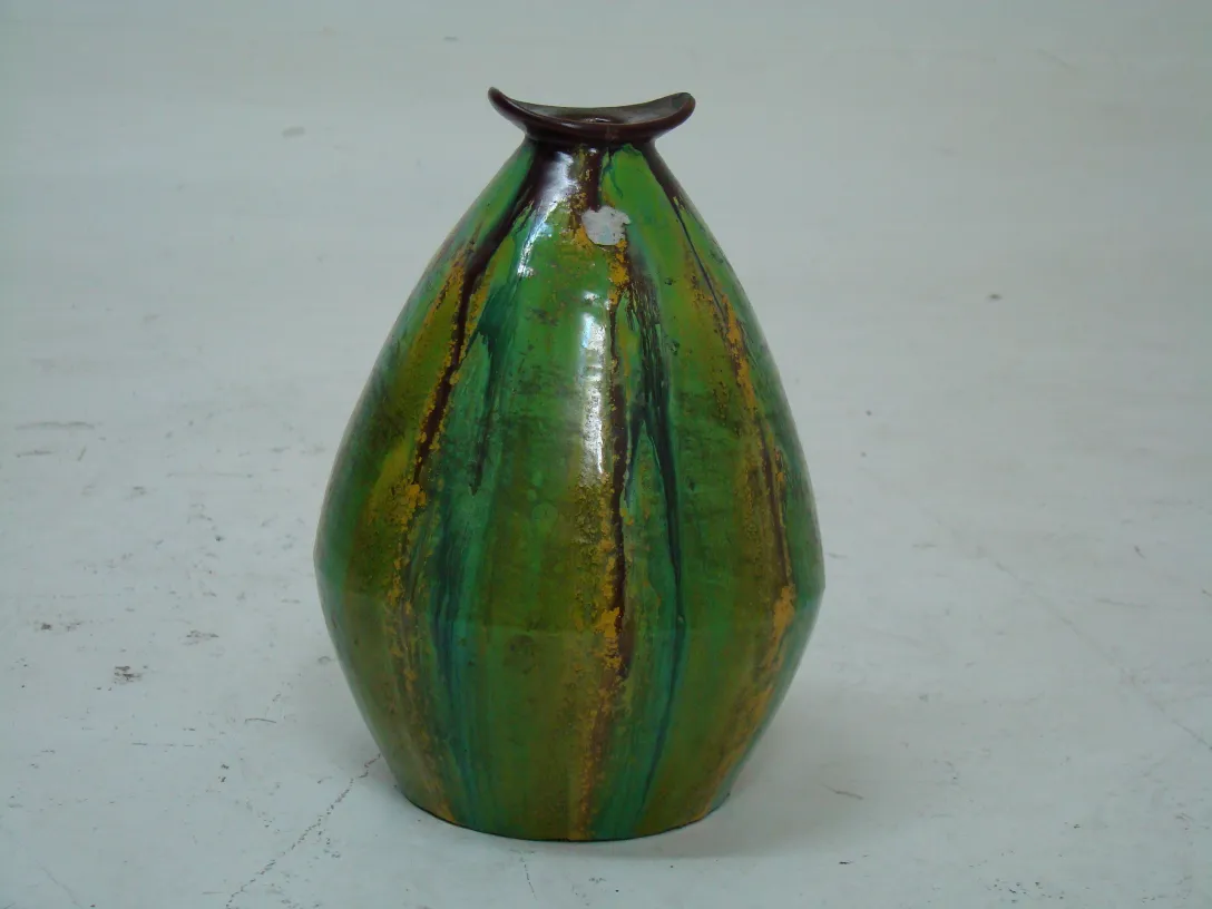 Vaso di ceramica antica in tonalità verdi e dorate con motivi decorativi