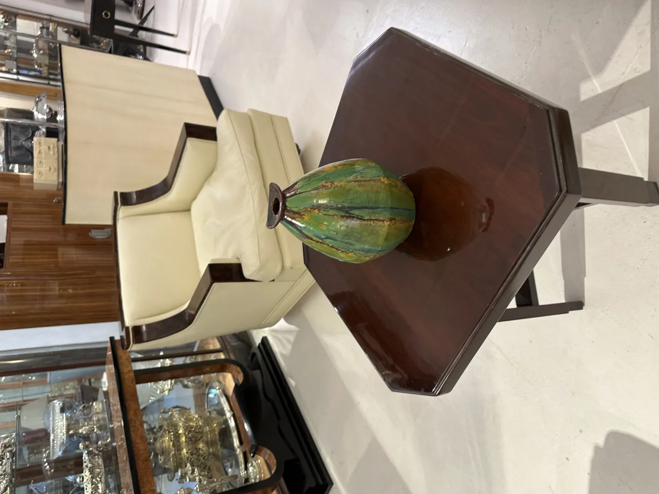 Vase de céramique ancienne vert sur table en bois