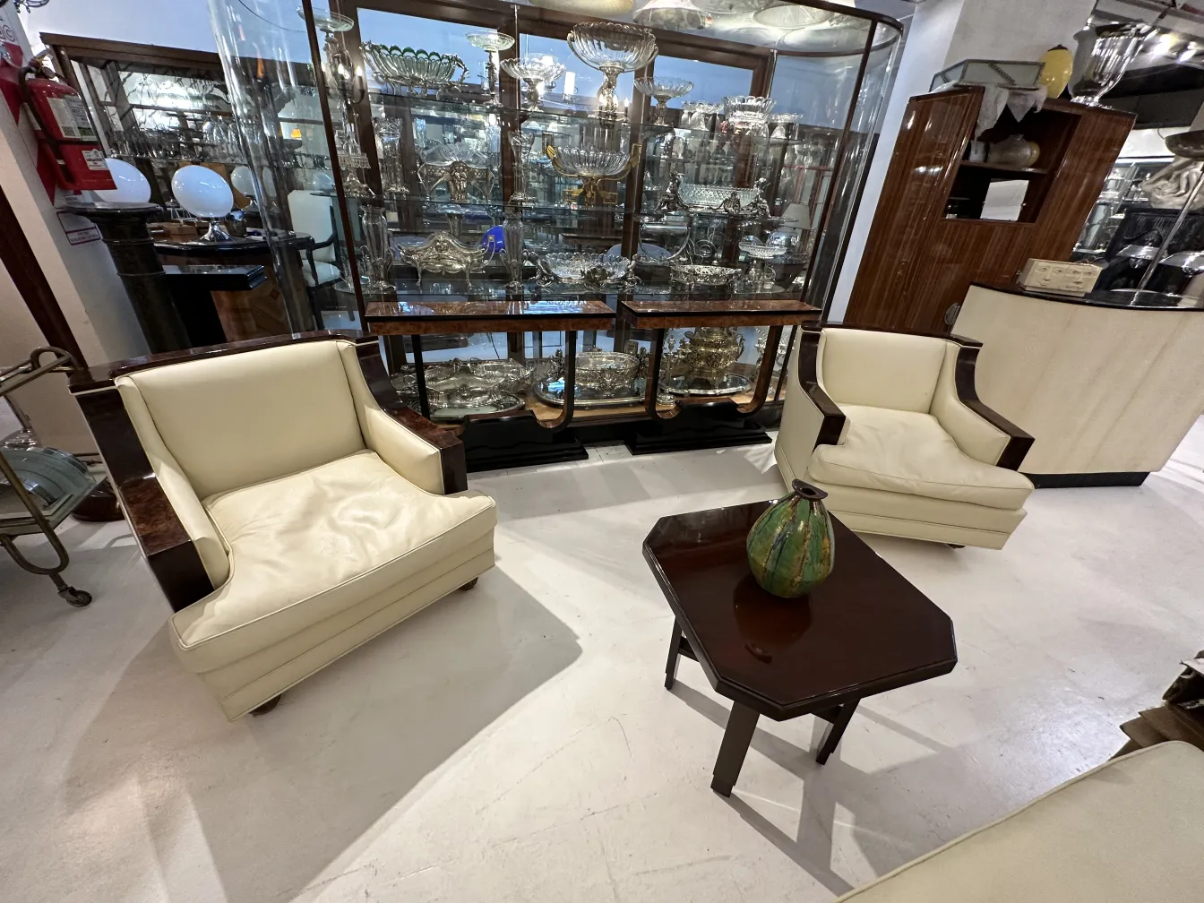 جورة خزفية قديمة متعددة الألوان ، زخرفية. خلفية قديمة.