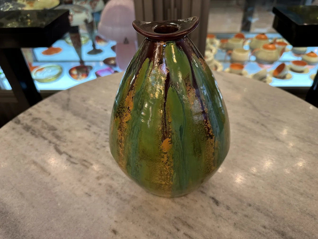 Vaso antico in ceramica con motivi vivaci e brillanti.