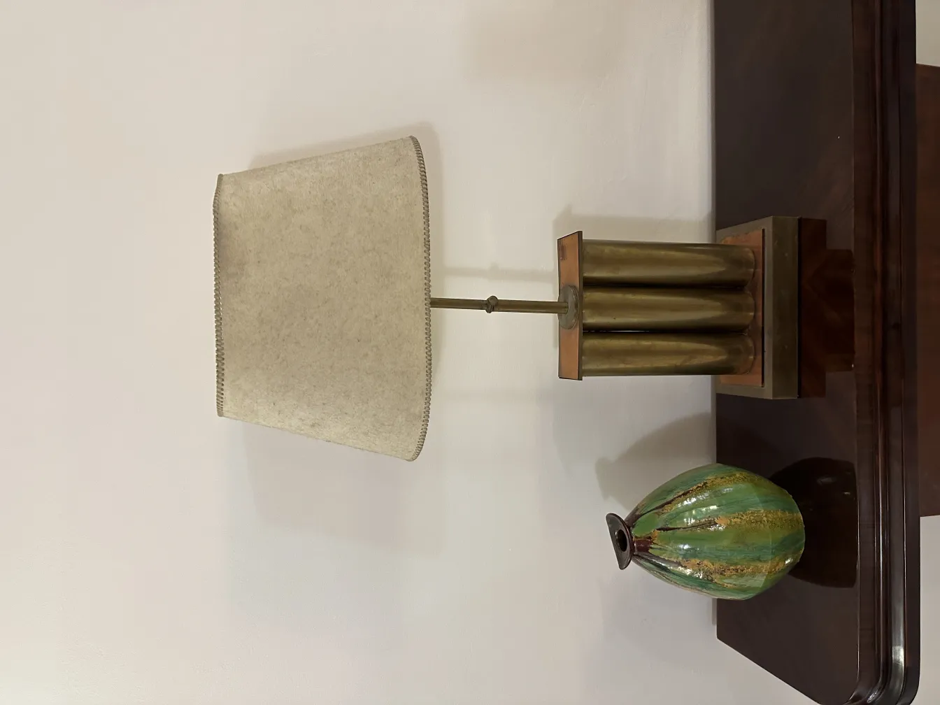 Vaso in ceramica verde con dettagli dorati, decorativo