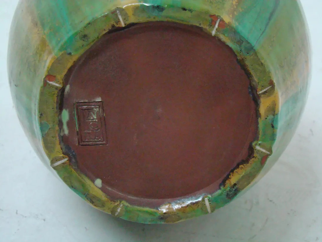 ユニークな詳細を持つカラフルな古代陶器の底面のビュー。