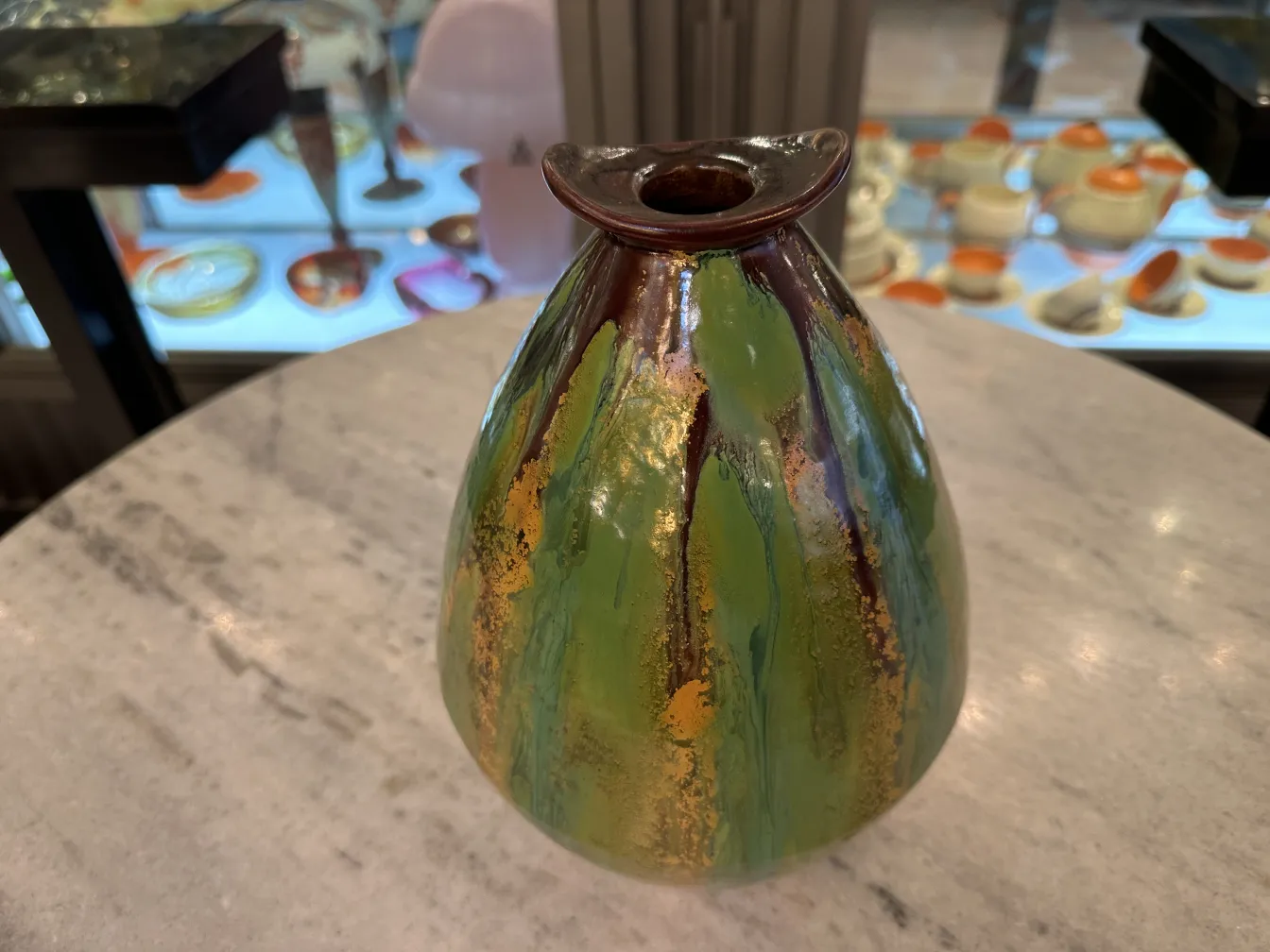 Jarrón antiguo de cerámica verde con detalles dorados