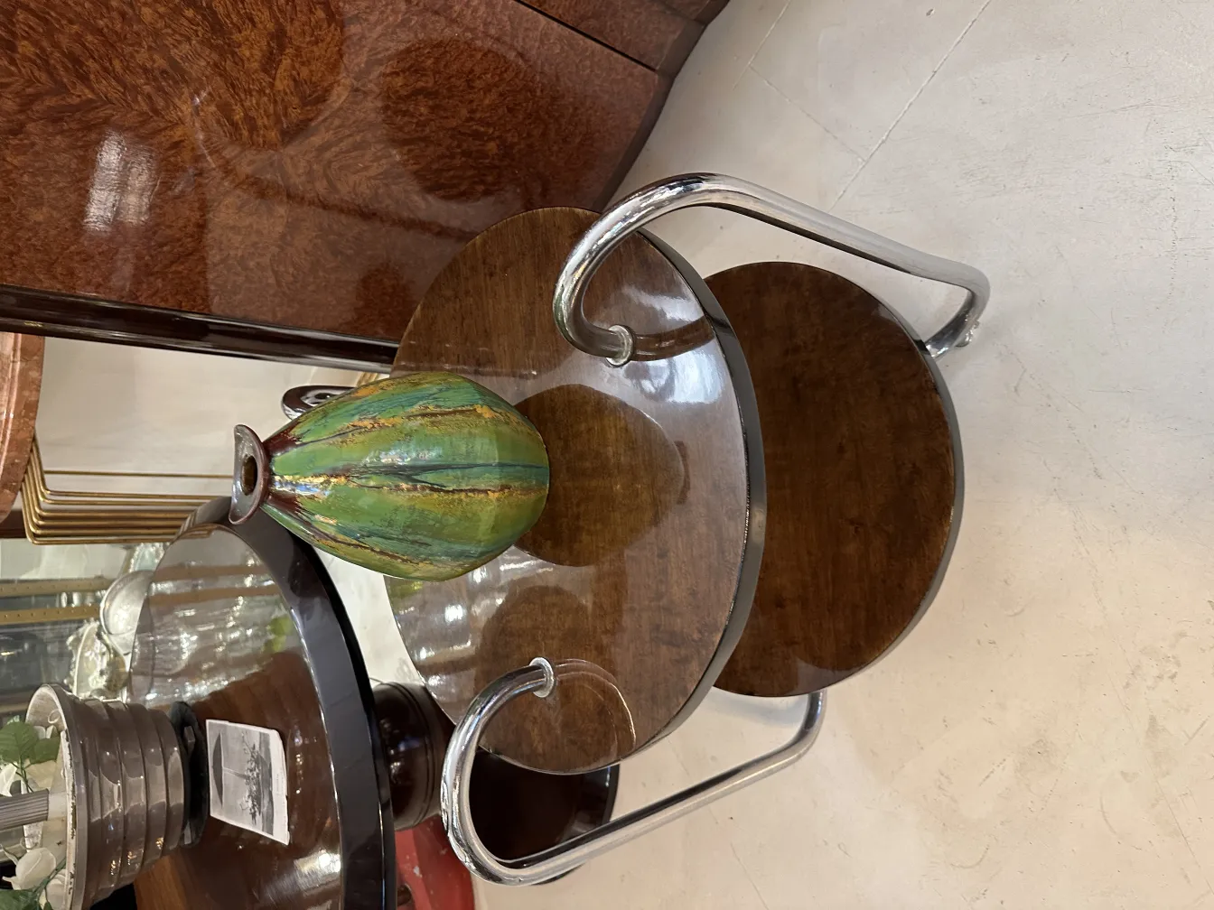 Vaso di ceramica antiquata in verde e marrone su un tavolo