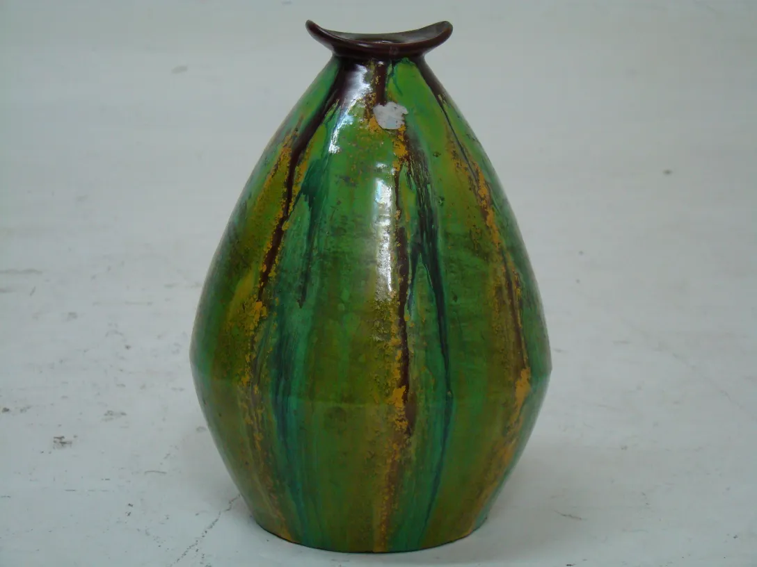 vaso antico in ceramica verde con design ondulato