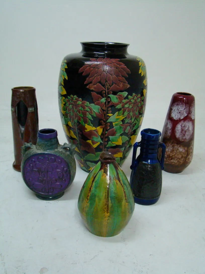 Ensemble de céramiques anciennes décoratives de différentes couleurs.