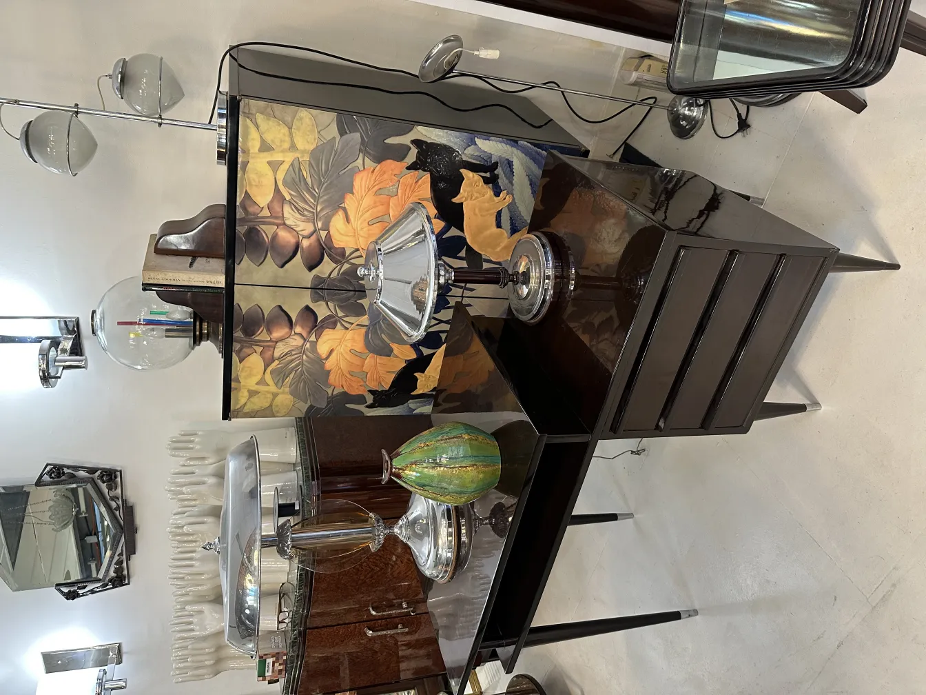 Cerámica antigua de colores con diseño, en un entorno elegante con muebles contemporáneos.