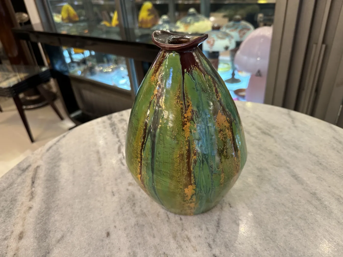 Vaso antico in ceramica verde con dettagli dorati