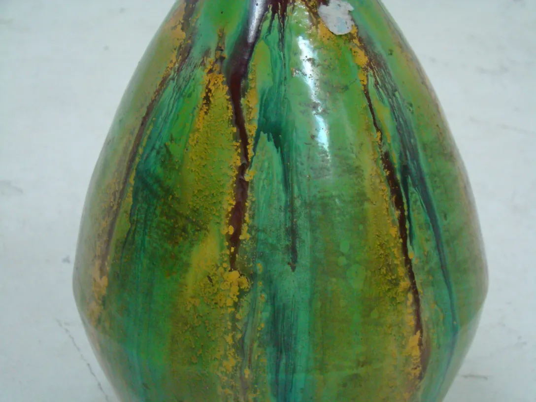 Близкий вид античной зеленой керамики с ярким дизайном